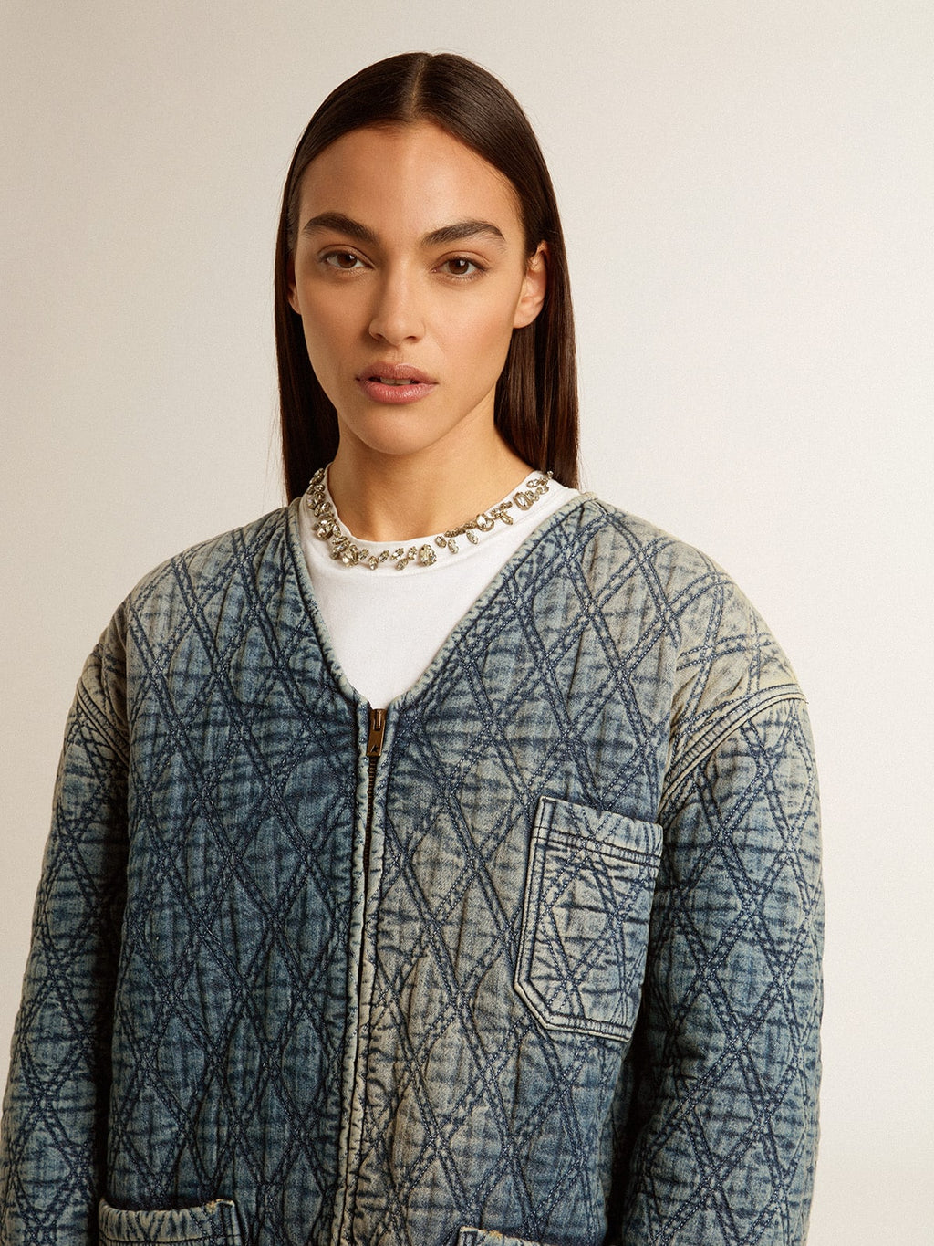 Giacca trapuntata blu da donna in denim di cotone con finitura consumata 